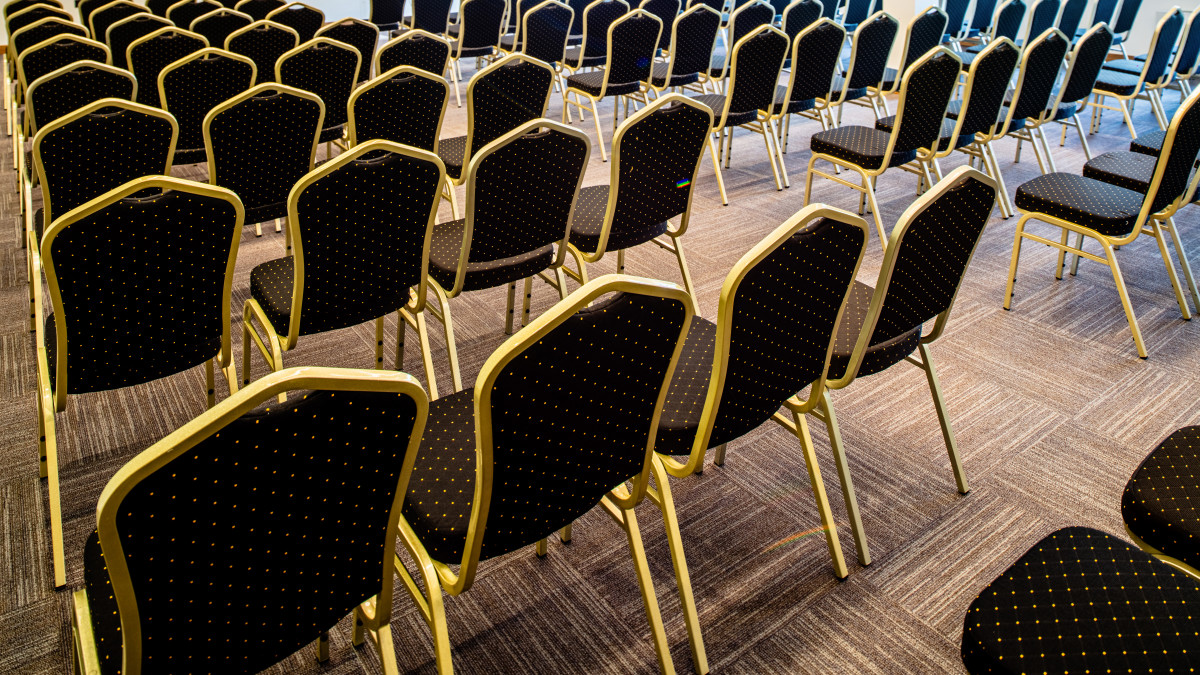 places assises préparées pour un evenement d'entreprise